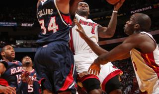 詹姆斯一个赛季能拿多少分 詹姆斯生涯多少年